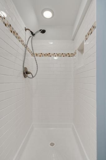 3/4 bath with tile surround and shower niche