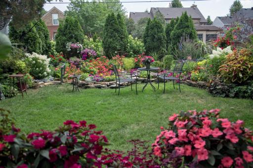 This is an old picture of theBack yard featured in Midwest Home magazine