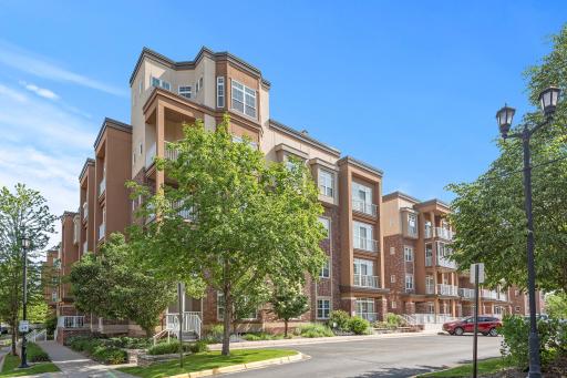 Located in St. Anthony and right on the edge of New Brighton, this condo is perfect for anyone looking for a short commute to work.