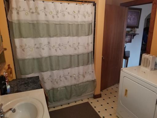 Bath w/ laundry