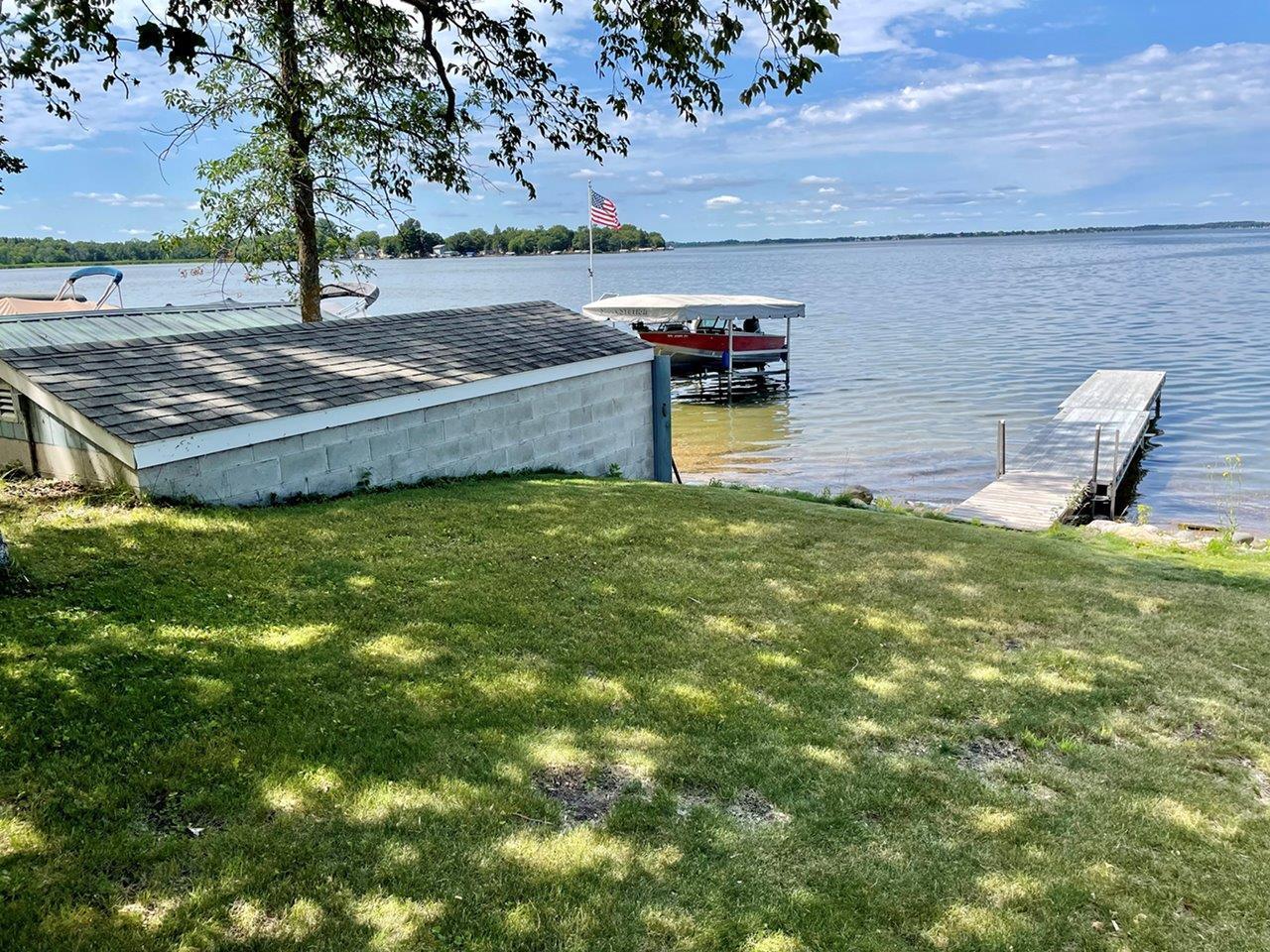 12-Lakeside yard.jpg
