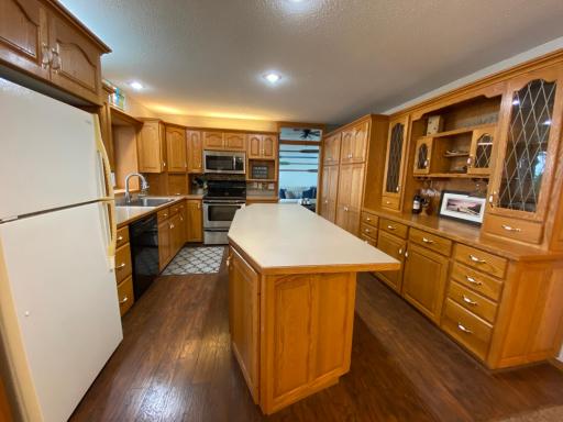 Large kitchen island, hardwood laminate floors
