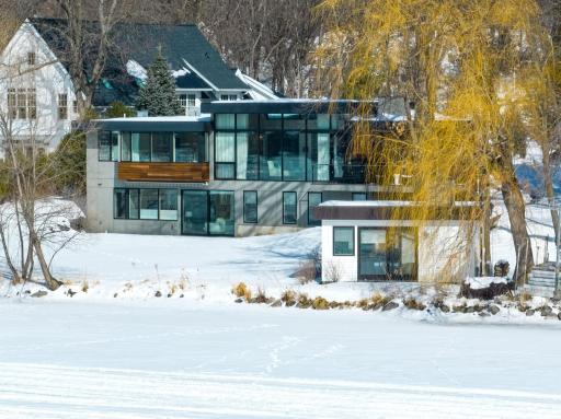 Amazing, modern build with high-end finishes throughout. Designed to create a relaxing environment by focusing on the lake views and maximizing the level, southwest-facing and interactive lakeshore.