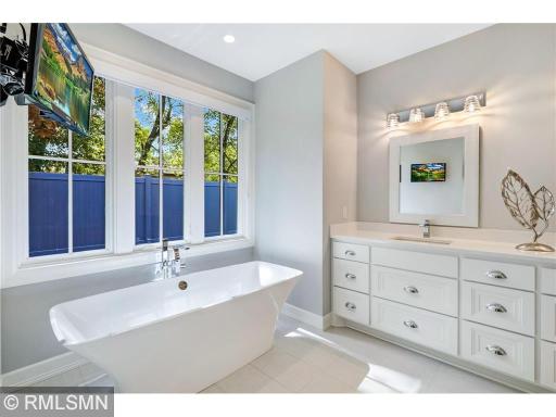 The large soaking tub can be just the place to wind down at the end of any day ... or a great place to start your morning. What would you rather do?
