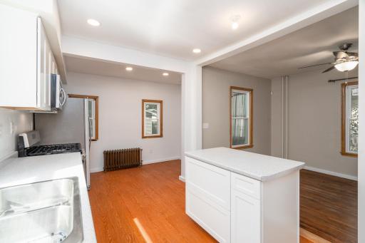 919 Lawson Ave E MLS-15.jpg