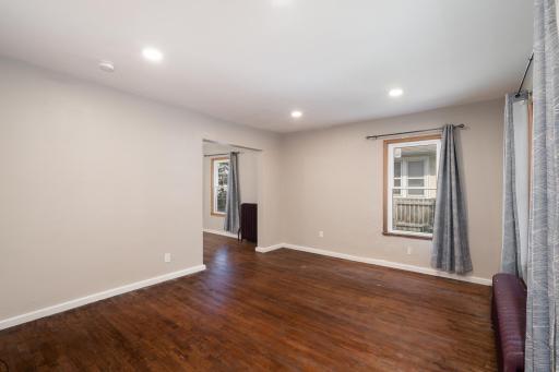 919 Lawson Ave E MLS-9.jpg