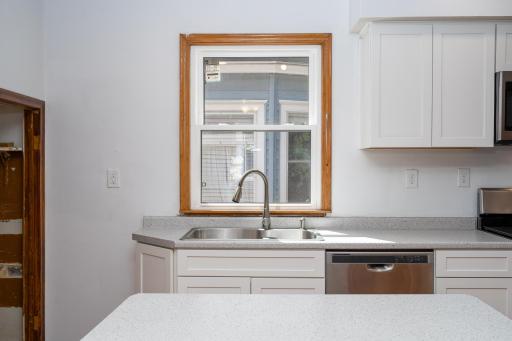 919 Lawson Ave E MLS-14.jpg