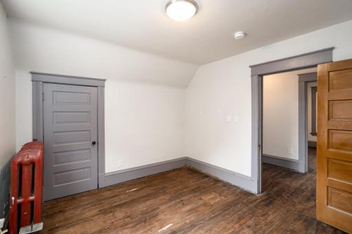 919 Lawson Ave E MLS-17.jpg