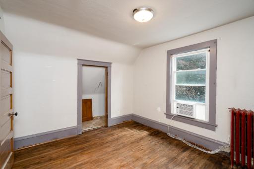 919 Lawson Ave E MLS-16.jpg