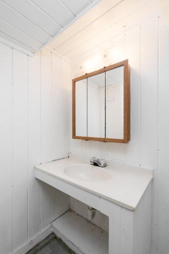 919 Lawson Ave E MLS-25.jpg