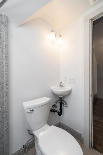 919 Lawson Ave E MLS-22.jpg