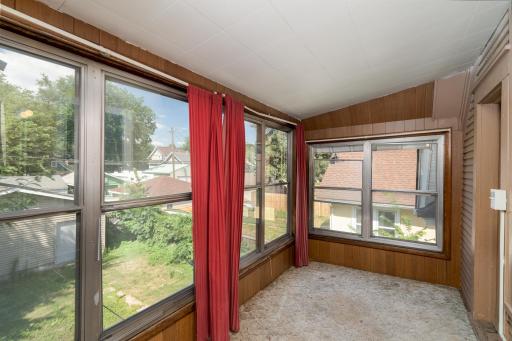 919 Lawson Ave E MLS-20.jpg