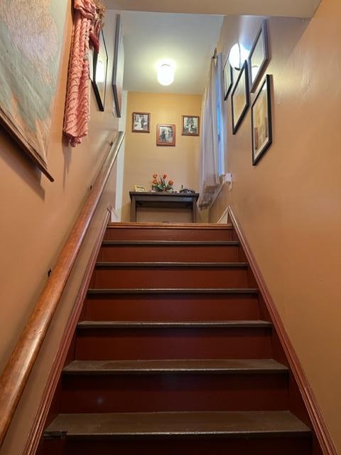 maid open stairway off kitchen.jpg