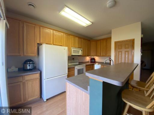 CONVENIENT CENTER ISLAND AND WALK-IN PANTRY