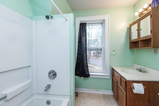 Nice tub/shower and large vanity in this upper level bath!