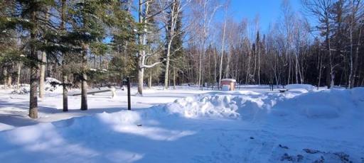 02- large yard with storage shed