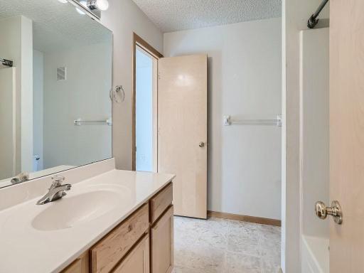 6891 Pine Crest Trail Cottage Grove MN - MLS Sized - 022 - 31 2nd Floor Bathroom