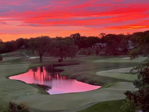 A stunning sunrise view of the 9th green! Who wouldn't want to wake up to this?