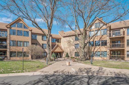 Stunning move-in ready condominium providing gorgeous wooded views and wonderful shared amenities!