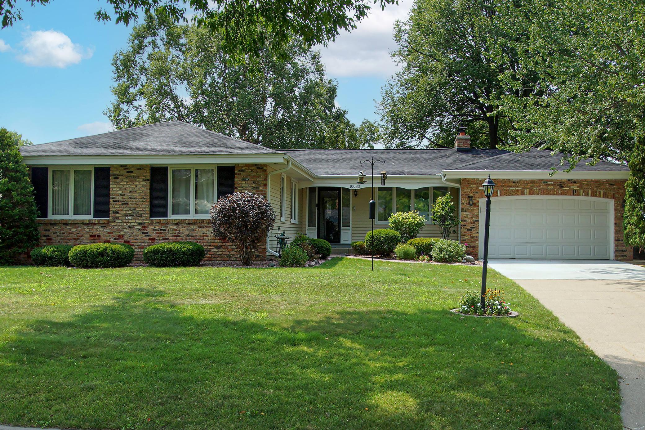 Fabulous well kept West Bloomington Rambler. Easy access to shopping, schools, restaurants, highways and airport.