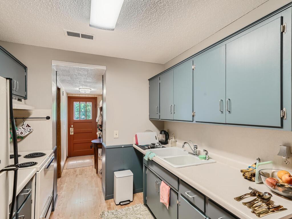 Commercial CENTURY 21 Dickinson Realtors