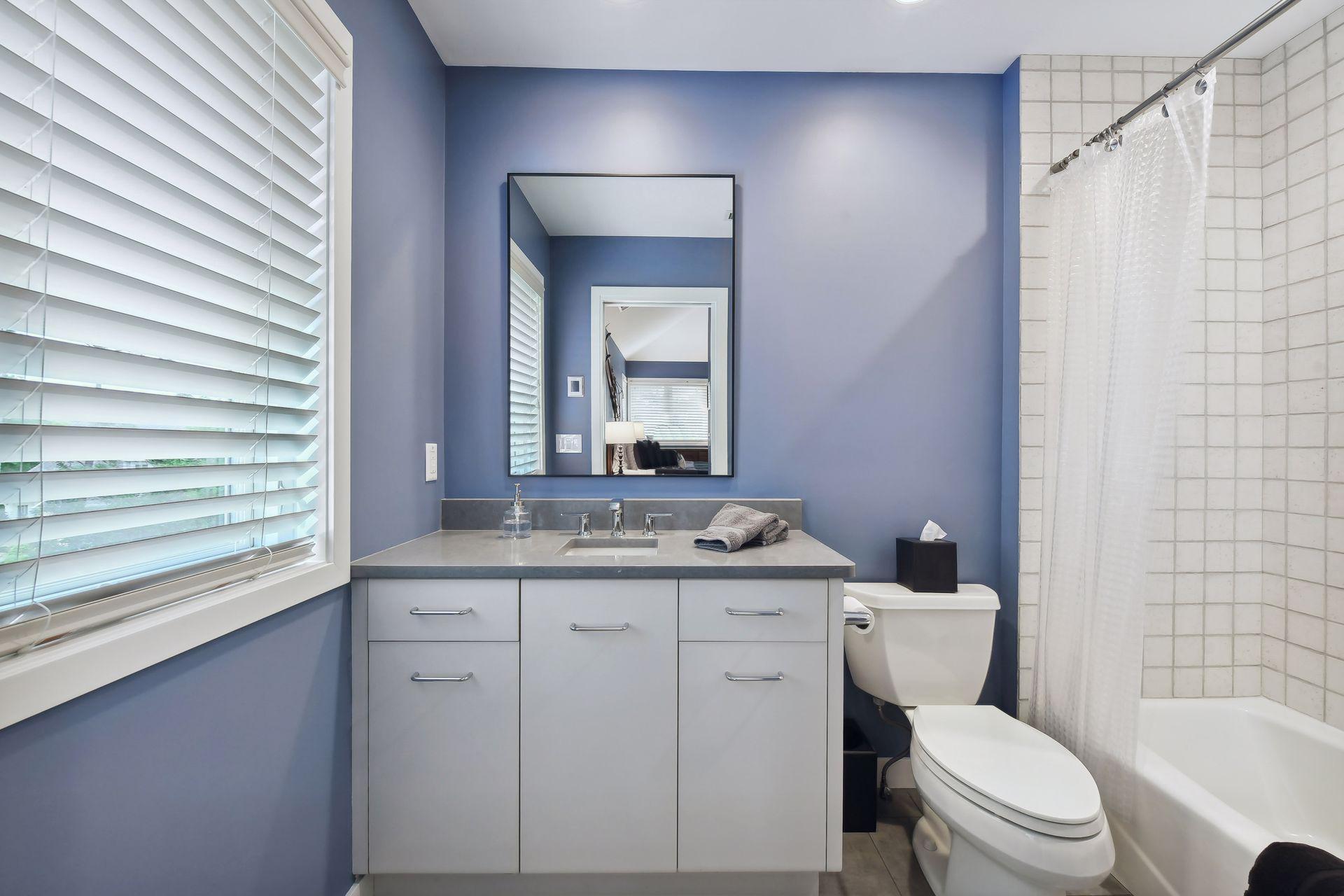 Full bathroom en-suite.