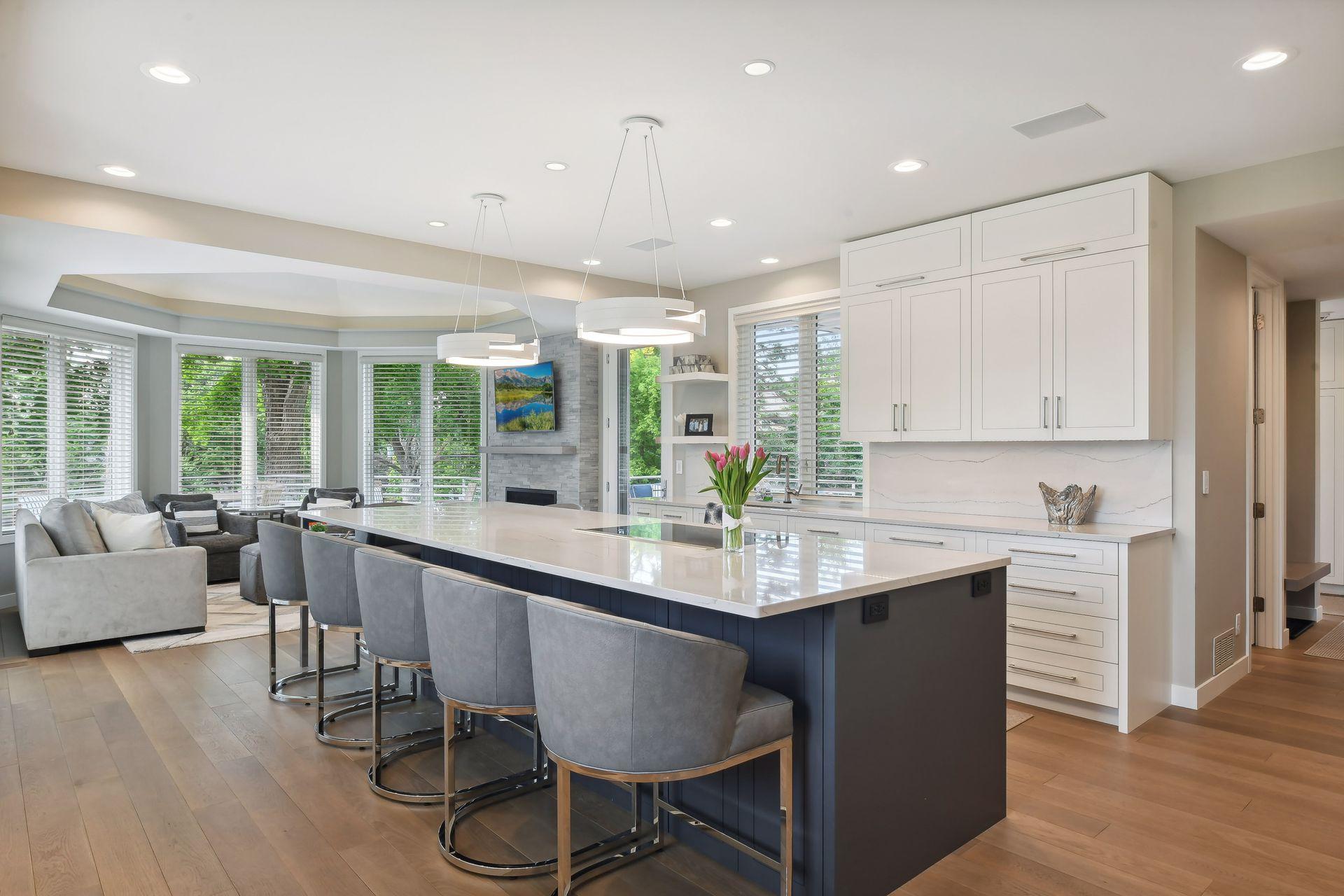 Seating for 7 at this center island