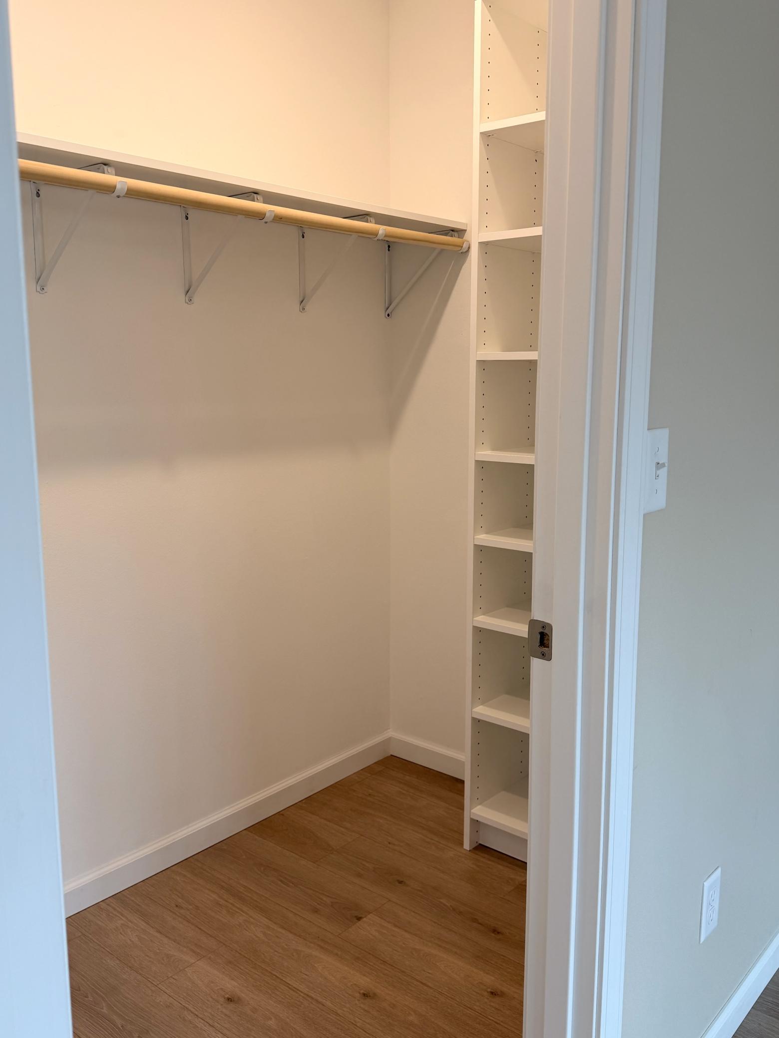 Walk-in Closet b.jpg