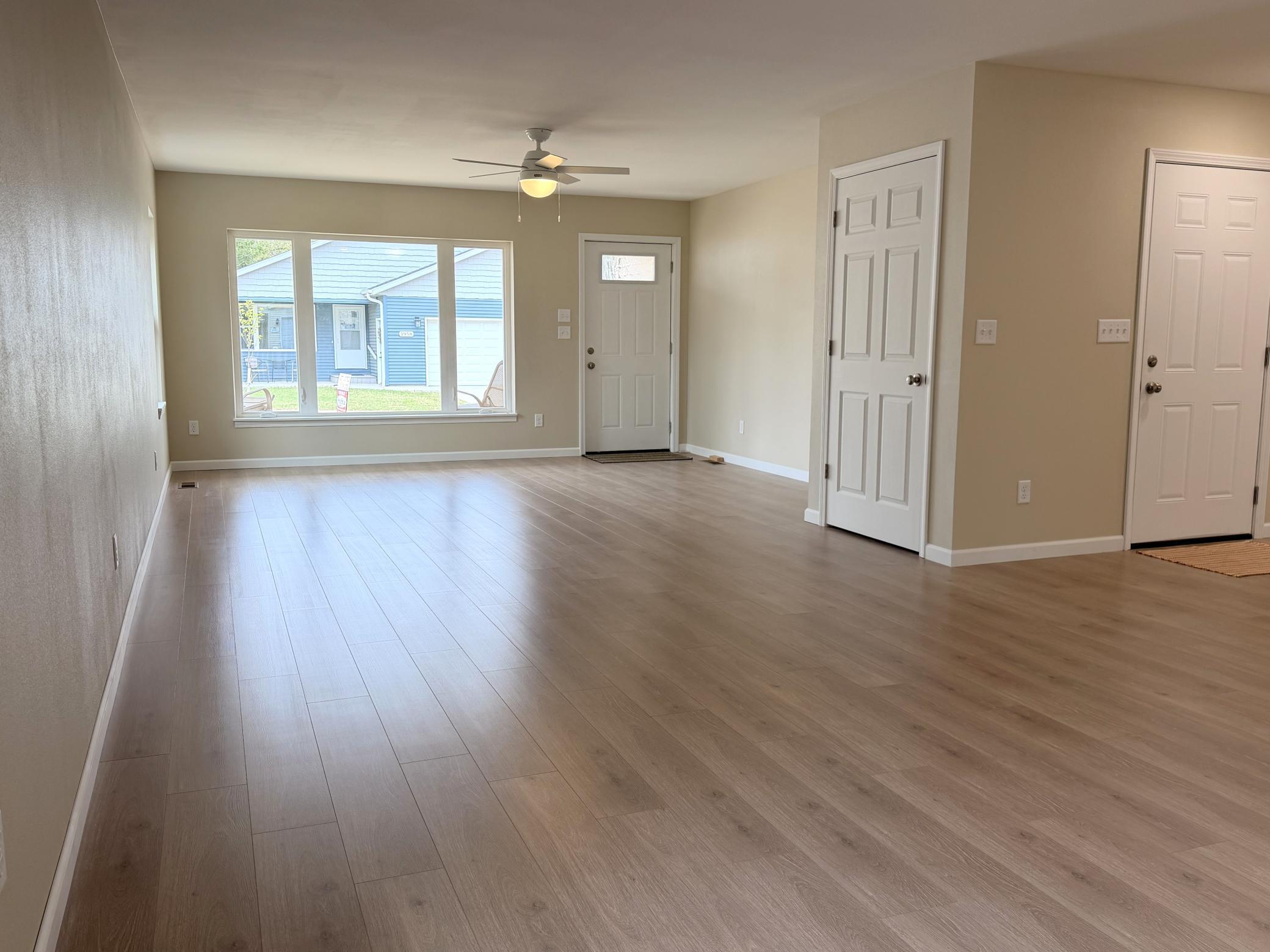 Dining Living Area b.jpg