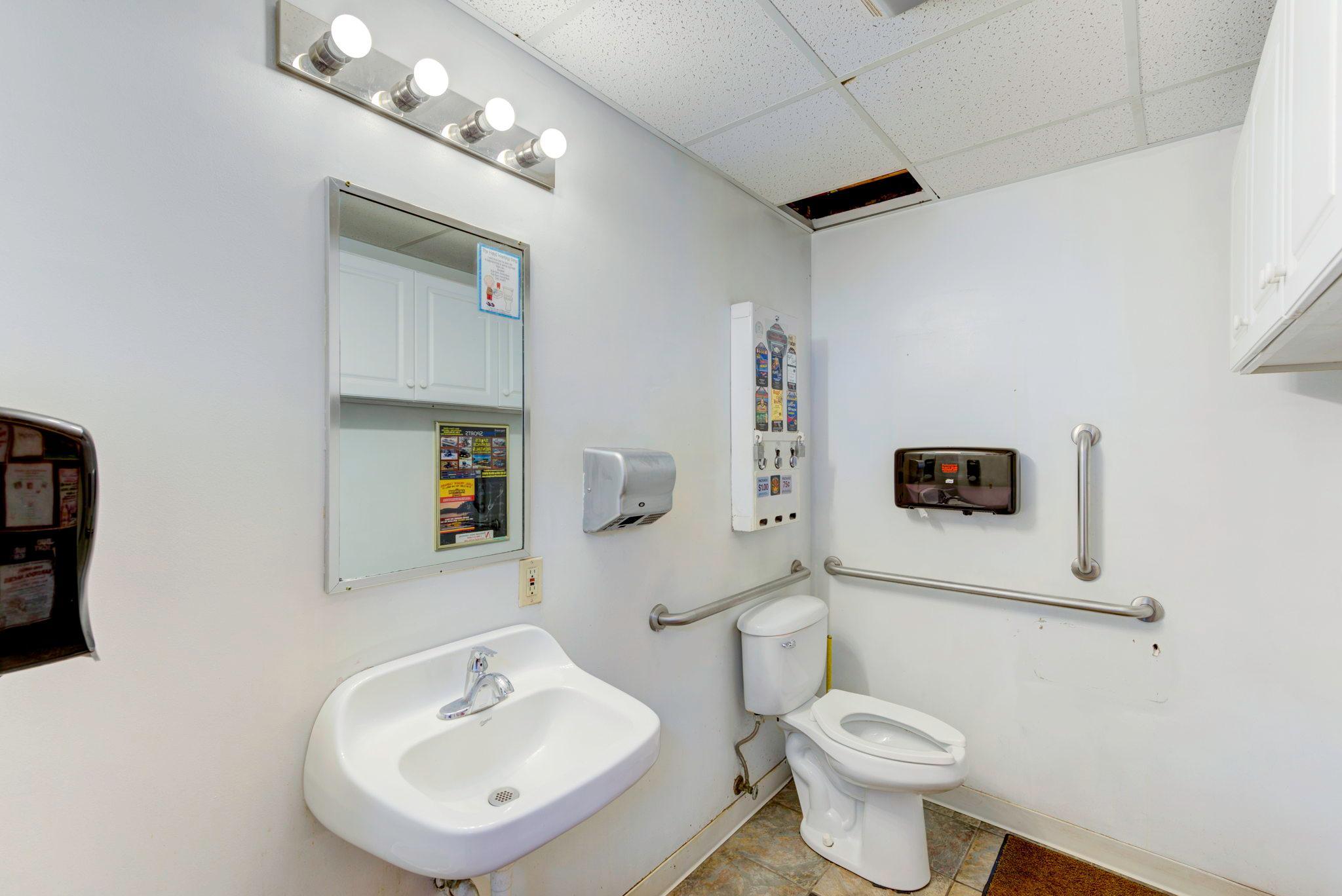 9-web-or-mls-Bathroom Public-Modifica