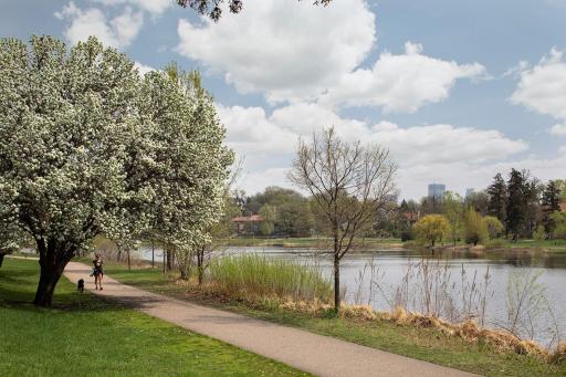 2262 W Lake Of The Isles Parkway, Minneapolis, MN 55405