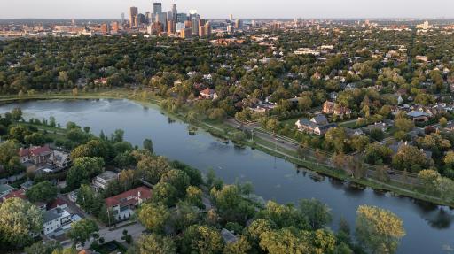 2262 W Lake Of The Isles Parkway, Minneapolis, MN 55405