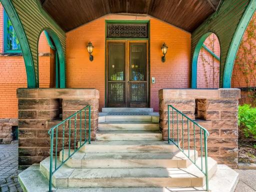 4 Crocus Hill Saint Paul MN - MLS Sized - 003 - 09 Exterior Front Entry.jpg