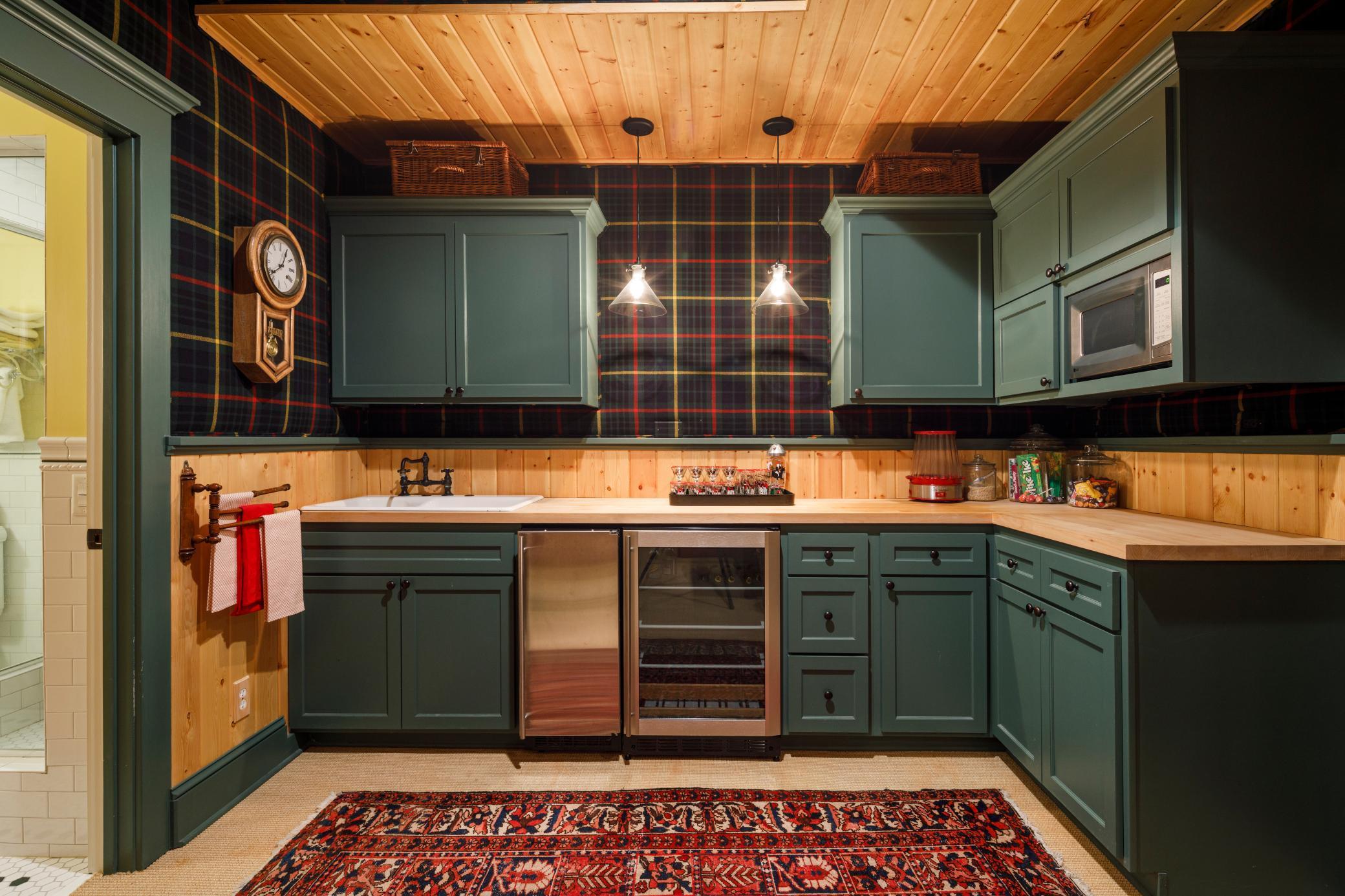 Kitchenette / wet bar in lower level offers wonderful additional space for entertaining.