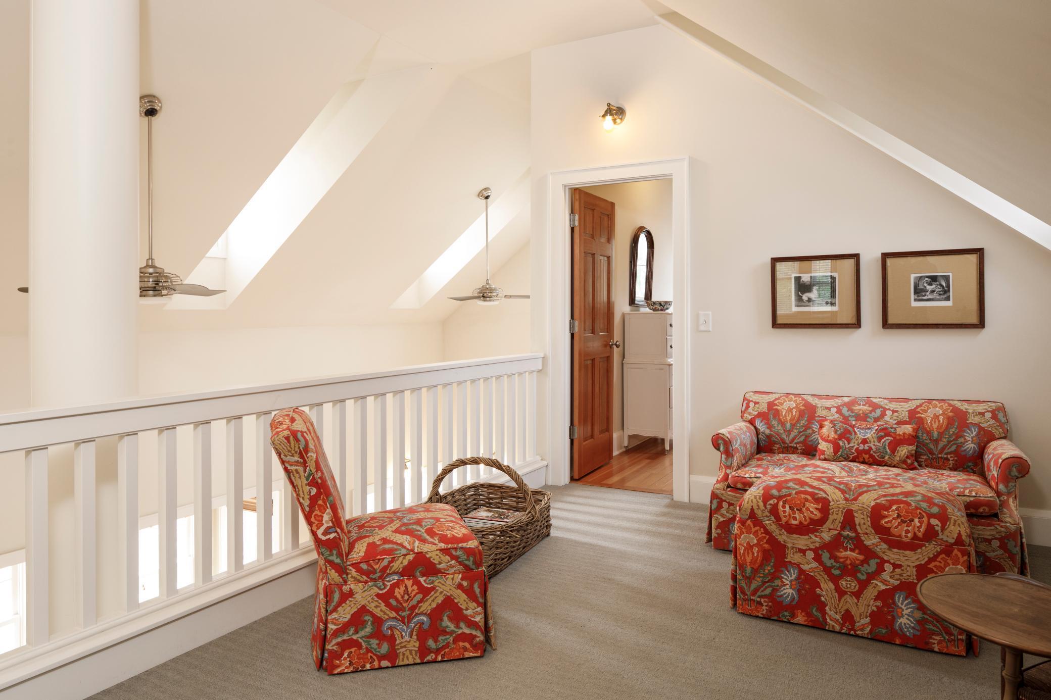 Upper-level guest house: Loft