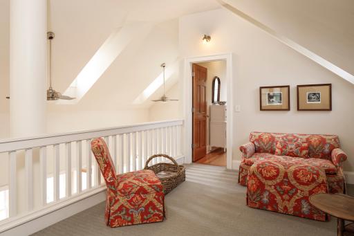 Upper-level guest house: Loft