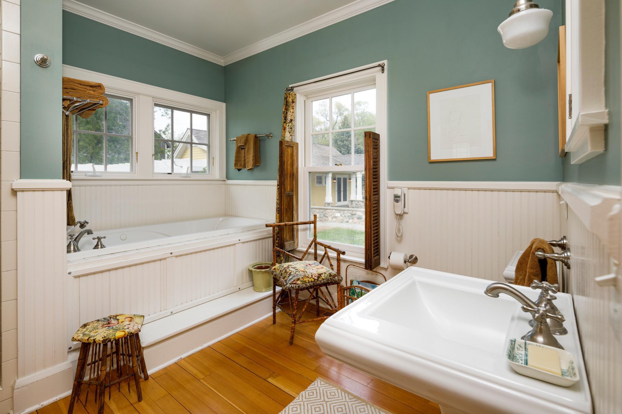 Main level guest house: Full bathroom