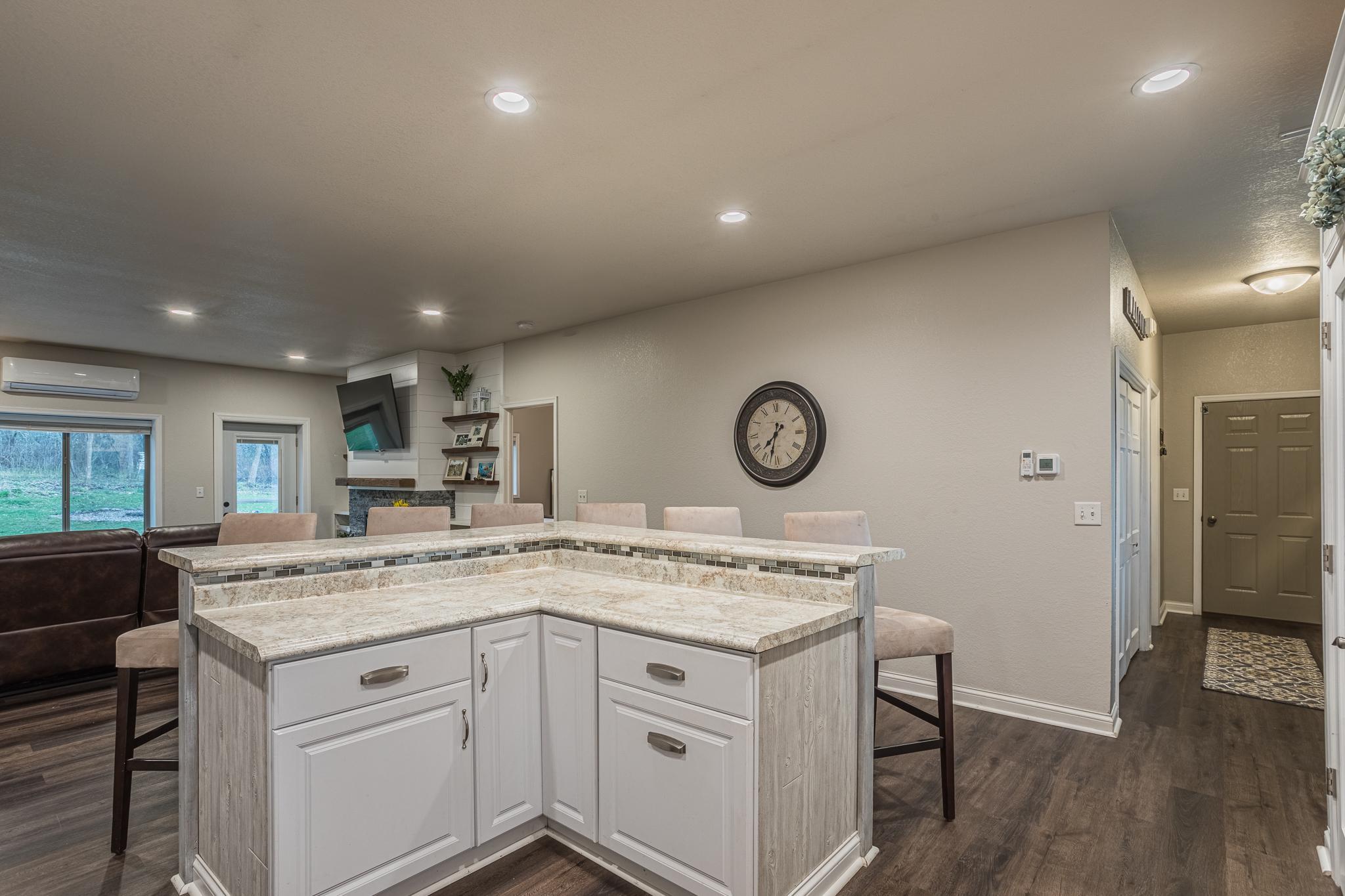 Spacious Eat-in kitchen