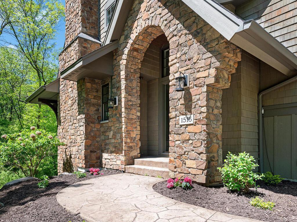 1516 Brightwood Dr Minnetonka MN 55391 USA-009-009-Brightwood Dr Minnetonka MN 553915-MLS_Size.jpg
