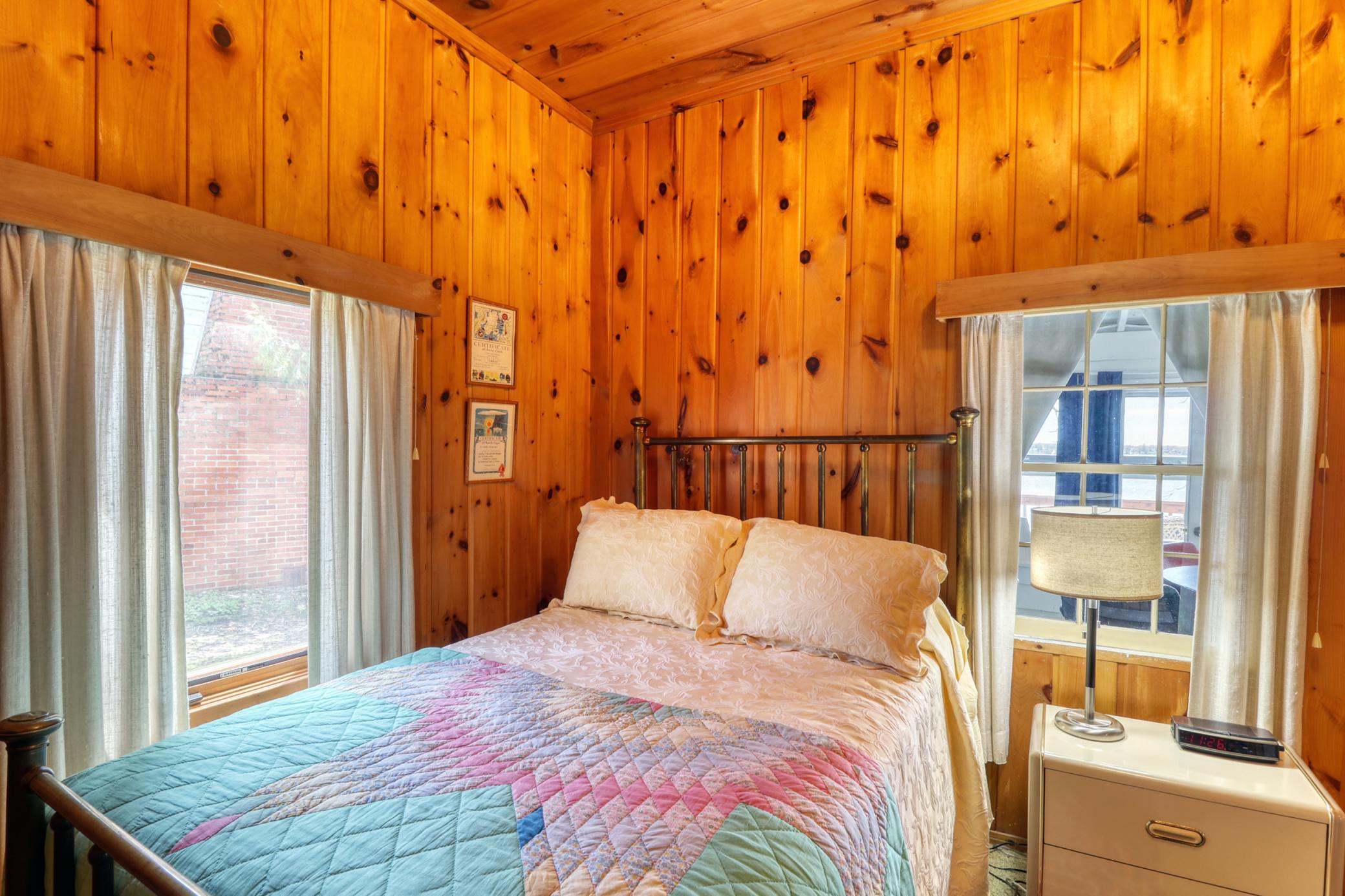 Bedroom1_0.jpg