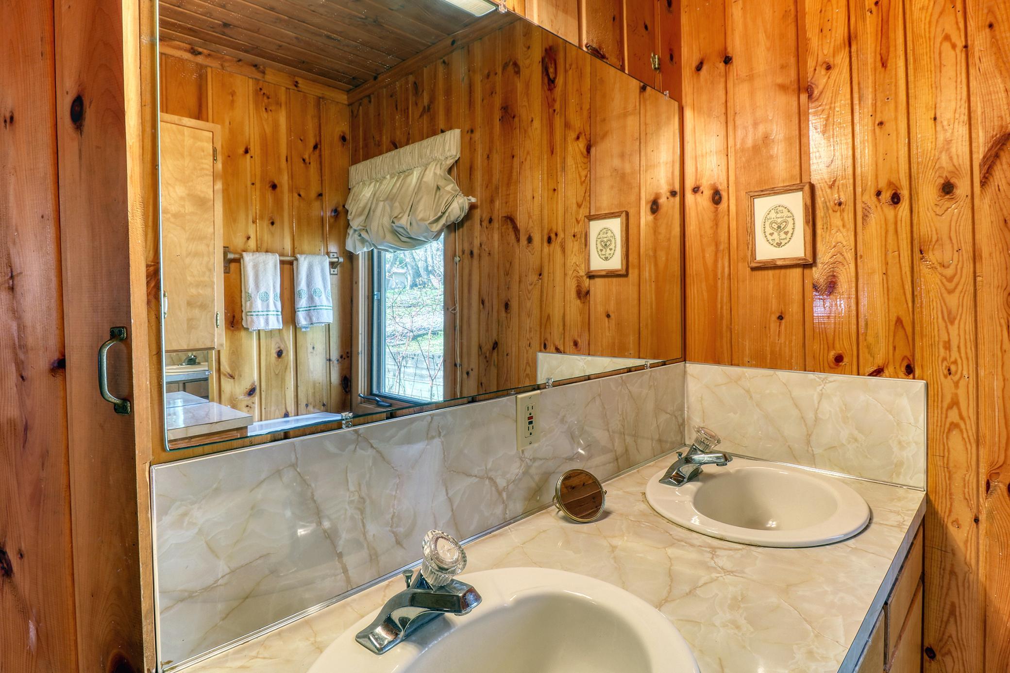 Bathroom1_2.jpg
