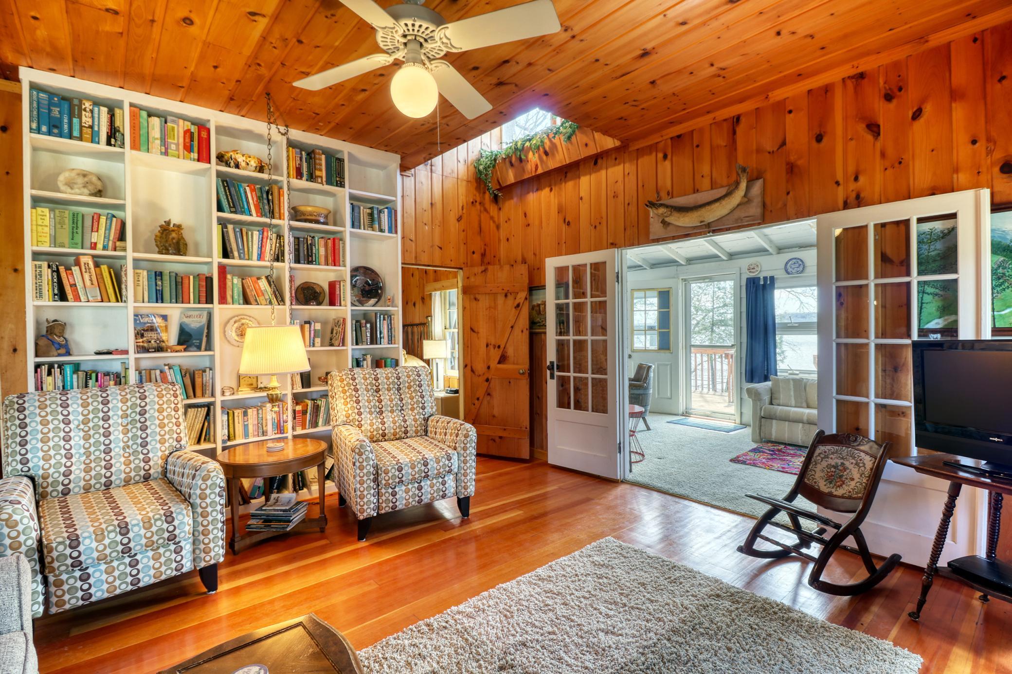 Living Area1_2.jpg