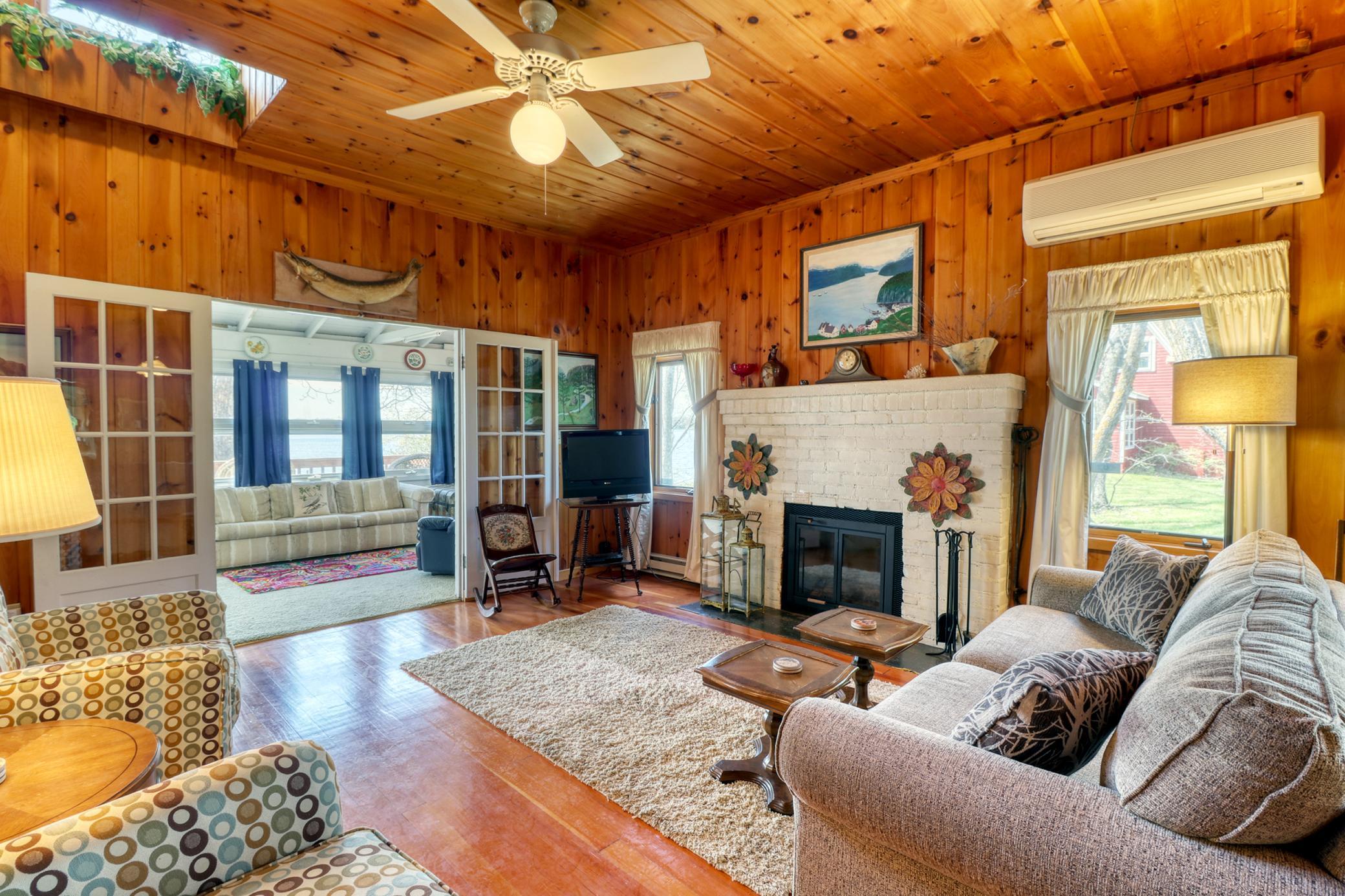 Living Area1_1.jpg