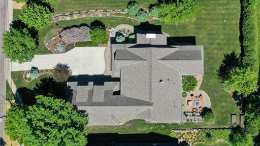 2 blocks N. to - 63 miles of Luce Line Regional Trail. 3 blocks W. to - the park, tennis courts, hockey rink, 4 blocks W. to - Wayzata Middle School, 3/4 mile W. to - Wayzata Country Club, 7 minutes to Shops at West End, 24 minutes to MSP Airport.