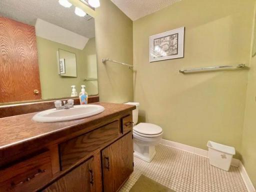 09 Mainfloor part bathroom.jpeg