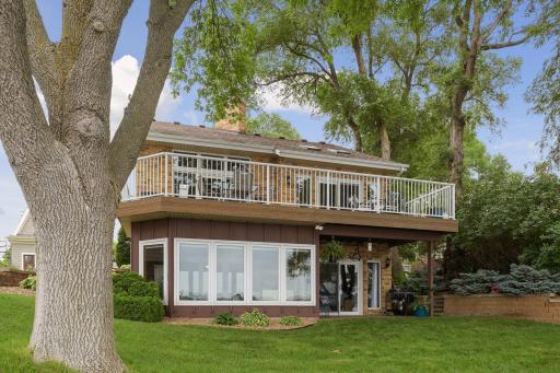 A great deck brings to mind barbeques, an evening cocktail with family & friends, or simply relaxing to the sounds of the waves kissing the shoreline