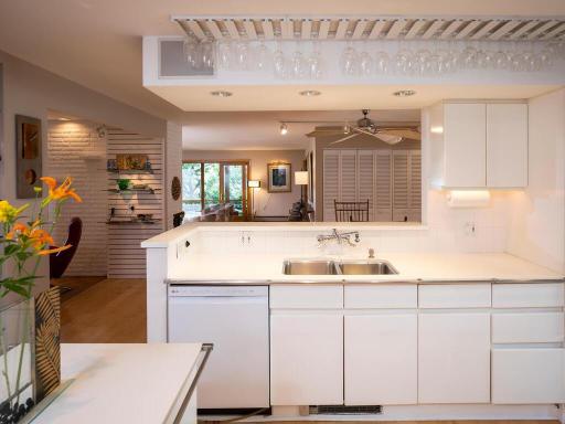 3243 E Bde Maka Pkwy Minneapolis Minneapolis MN 55408 USA-033-021-032-MLS_Size.jpg
