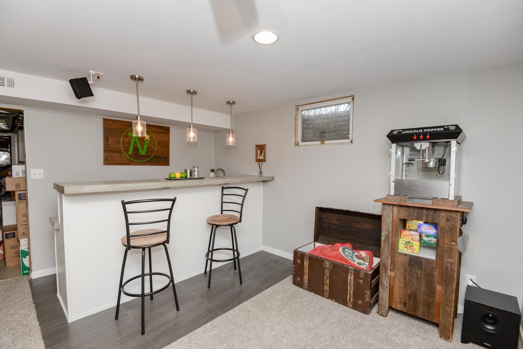 Family Room - Wet Bar