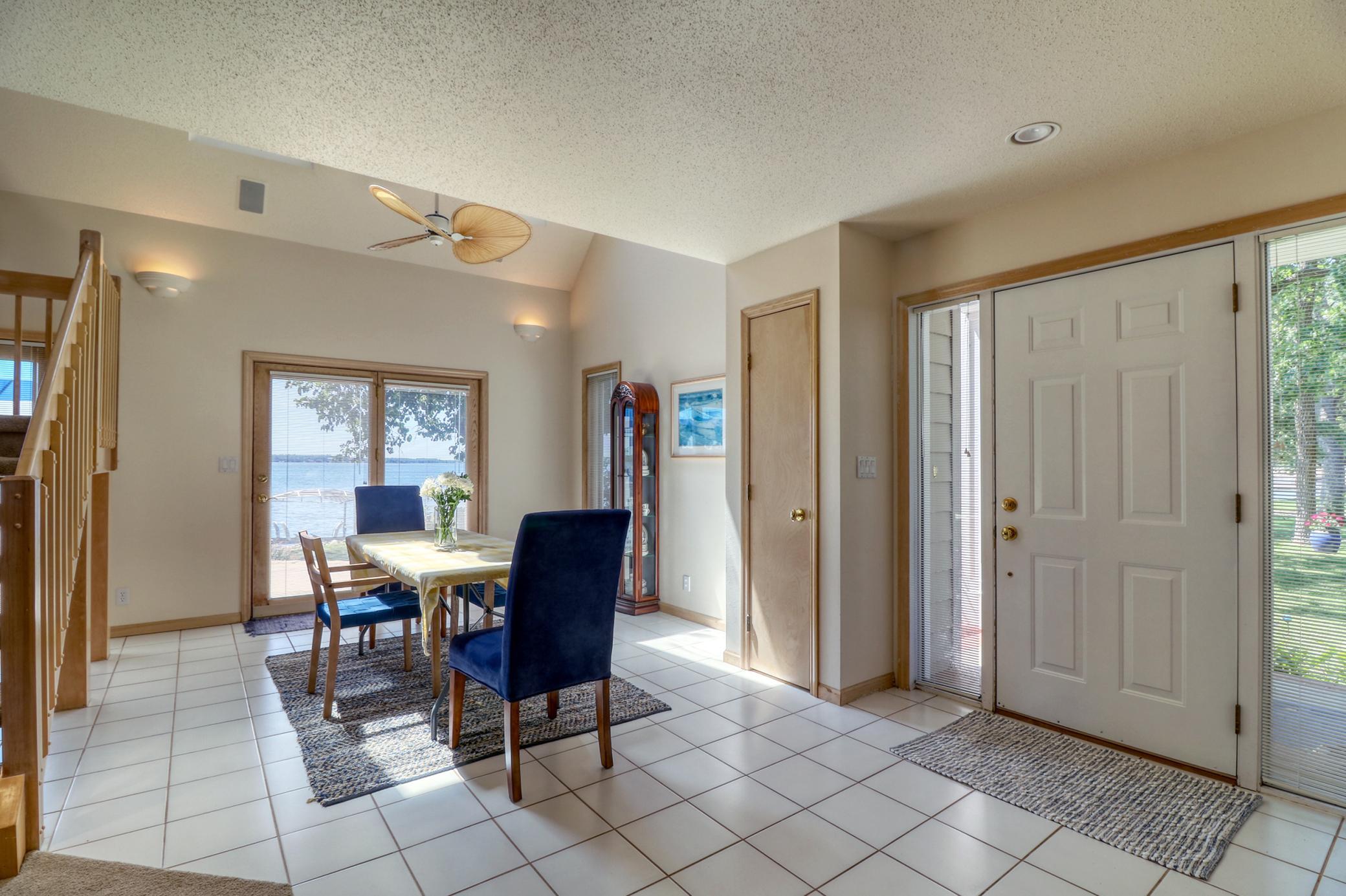 Dining Area1_0.jpg