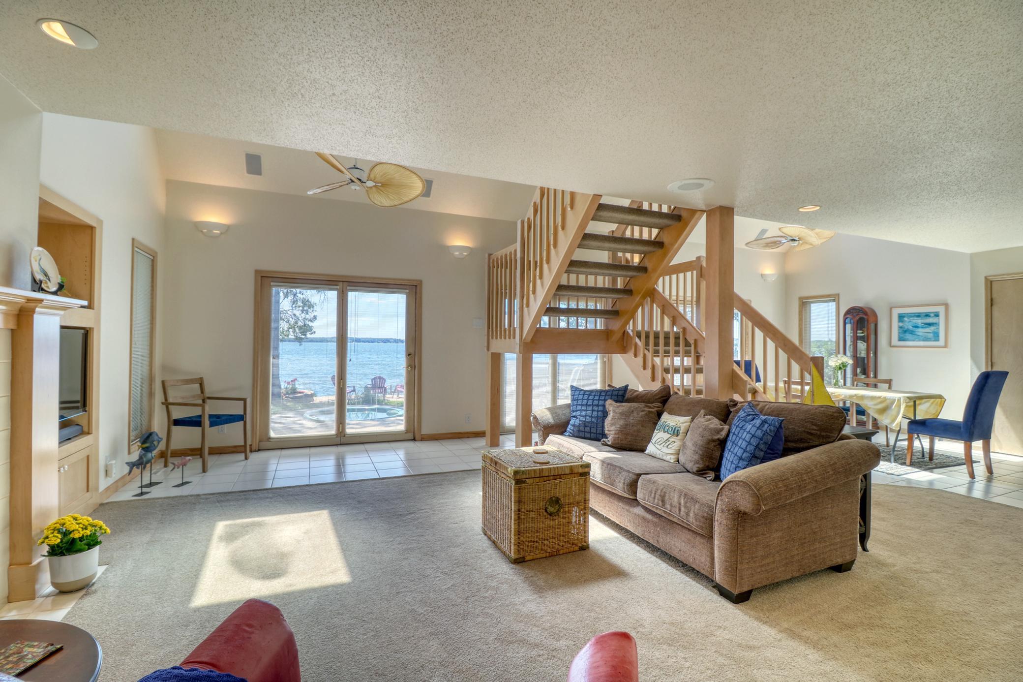 Living Area1_1.jpg